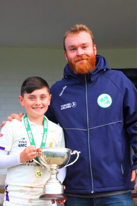 Paul Stirling presents All-Ireland cup to U 11s captain Ben McCausland